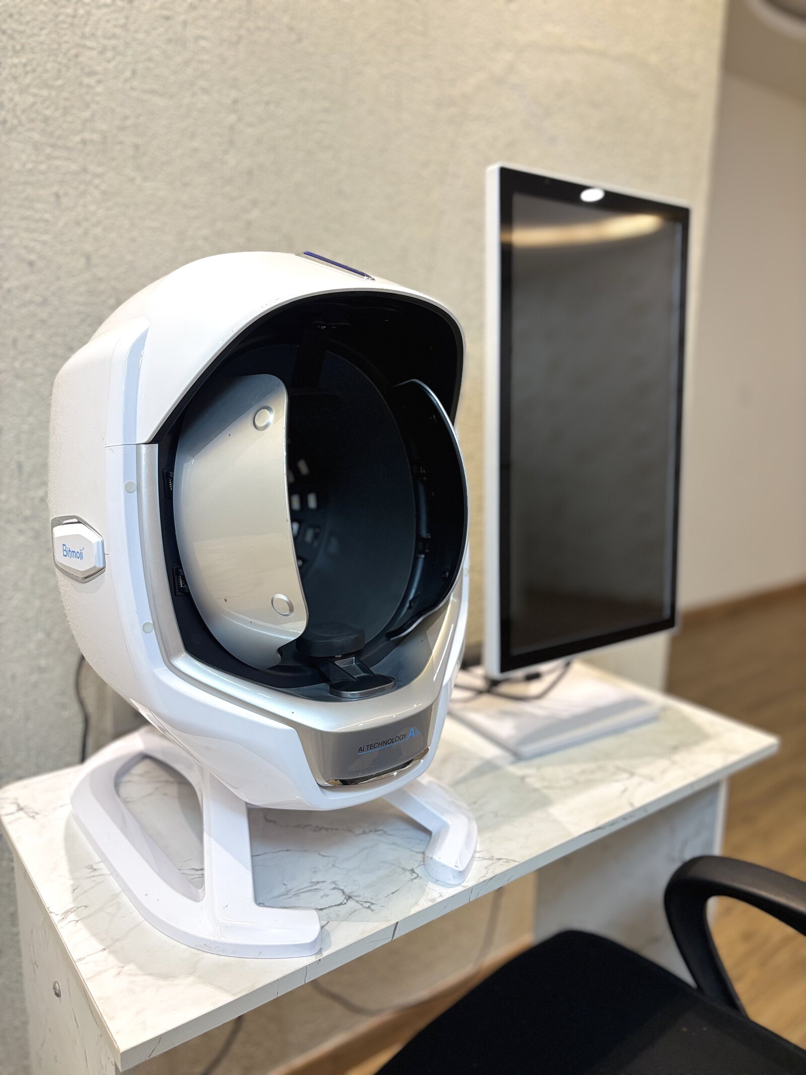 Skin analysis equipment used for pigmentation assessment at The Illumis Clinic, Delhi